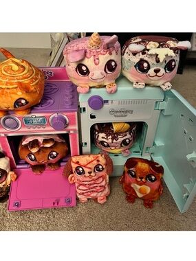 BUNDLE!! 8 stuffed animals, with 2 big accessories. Cookeez Makery